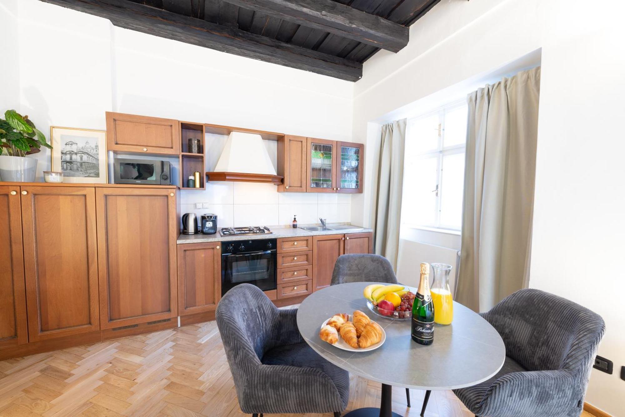 Adam's - Great Price & Location Apartment *