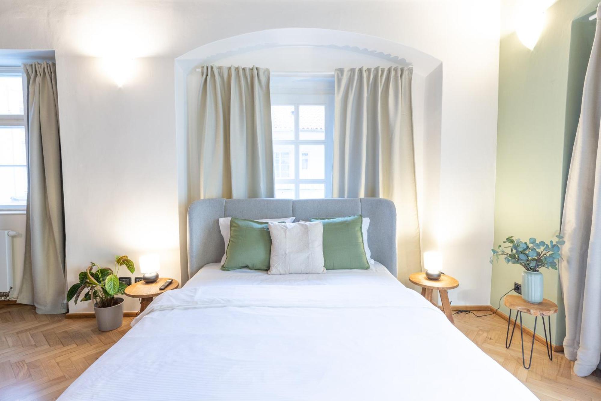Adam's - Great Price & Location * Prag